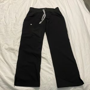 FIGS Kade Cargo scrub pants in Black size XS petite
